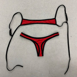 Bikini rouge Alicante à lacets et dos nu, vue portée estivale pour plage et piscine, Guappaa