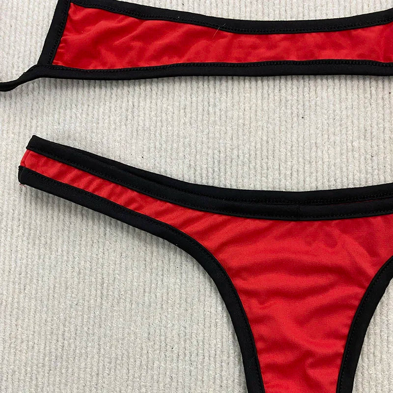 Bikini Alicante rouge à lacets et coupe deux pièces, vue portée pour une escapade au soleil, Guappaa