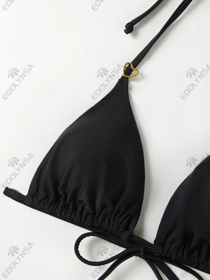 Détail des lacets du bikini noir léopard Cala Sombra dans l’univers balnéaire Guappaa