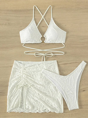 Bikini blanc Ibiza aux liens fins croisés avec jupe en maille, vue portée dans un esprit vacances, Guappaa