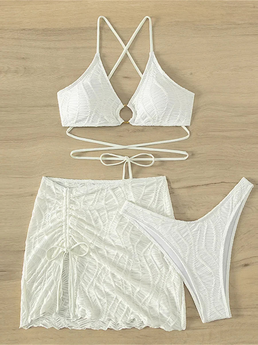 Bikini blanc Ibiza aux liens fins croisés avec jupe en maille, vue portée dans un esprit vacances, Guappaa