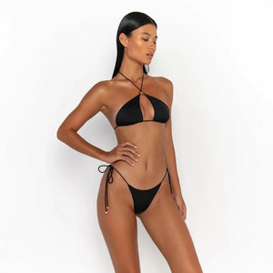 Bikini Marbella deux pièces à liens fins et coupe échancrée, vue portée près de la piscine, Guappaa