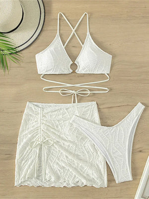 Bikini Ibiza blanc avec haut noué et jupe de plage en maille, allure graphique au bord de l’eau, Guappaa