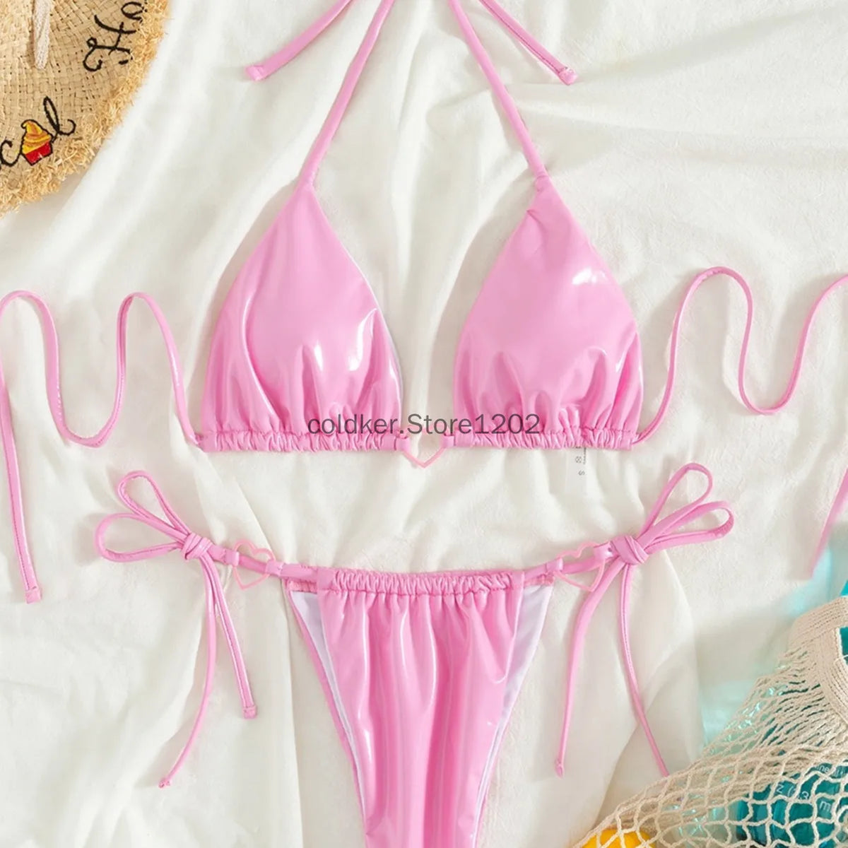 Détail de la finition brillante du bikini rose Cala Rosada dans l’univers Guappaa