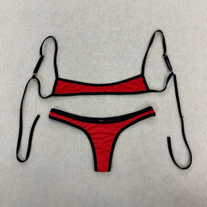 Bikini Alicante rouge deux pièces avec détails à lacets, silhouette graphique de vacances, Guappaa