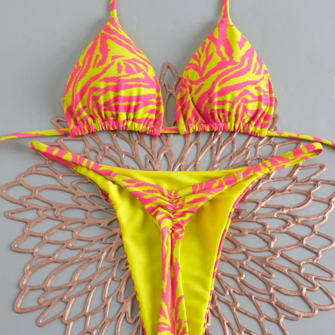 Bikini triangle Nerja jaune citron deux pièces, vue portée lumineuse pour une journée plage, Guappaa