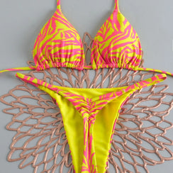 Bikini triangle Nerja jaune citron deux pièces, vue portée lumineuse pour une journée plage, Guappaa