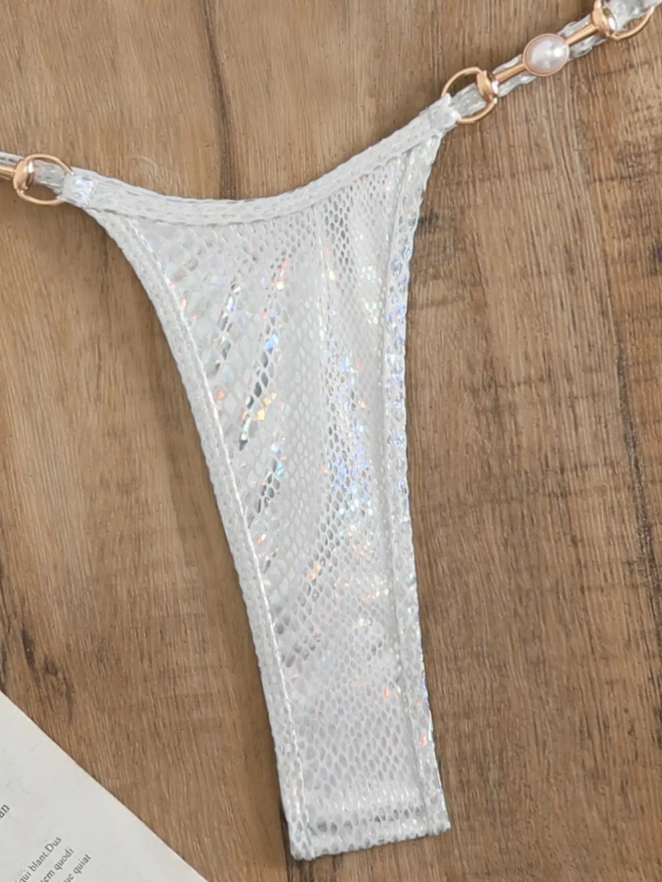 Détail du bas string argent holographique et de ses perles La Sélénite