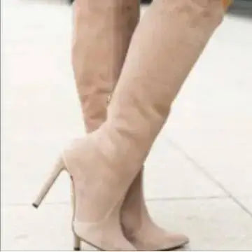 Bottes La Ligne Haute avec fermeture éclair et talon aiguille, vue de profil pour femme