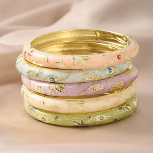 Lot de cinq bracelets fleuris en émail Fleurs d’Ibiza au style bohème signé Guappaa