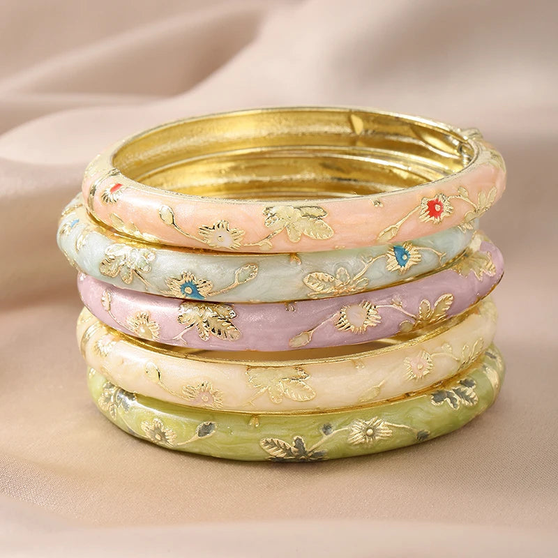 Lot de cinq bracelets fleuris en émail Fleurs d’Ibiza au style bohème signé Guappaa
