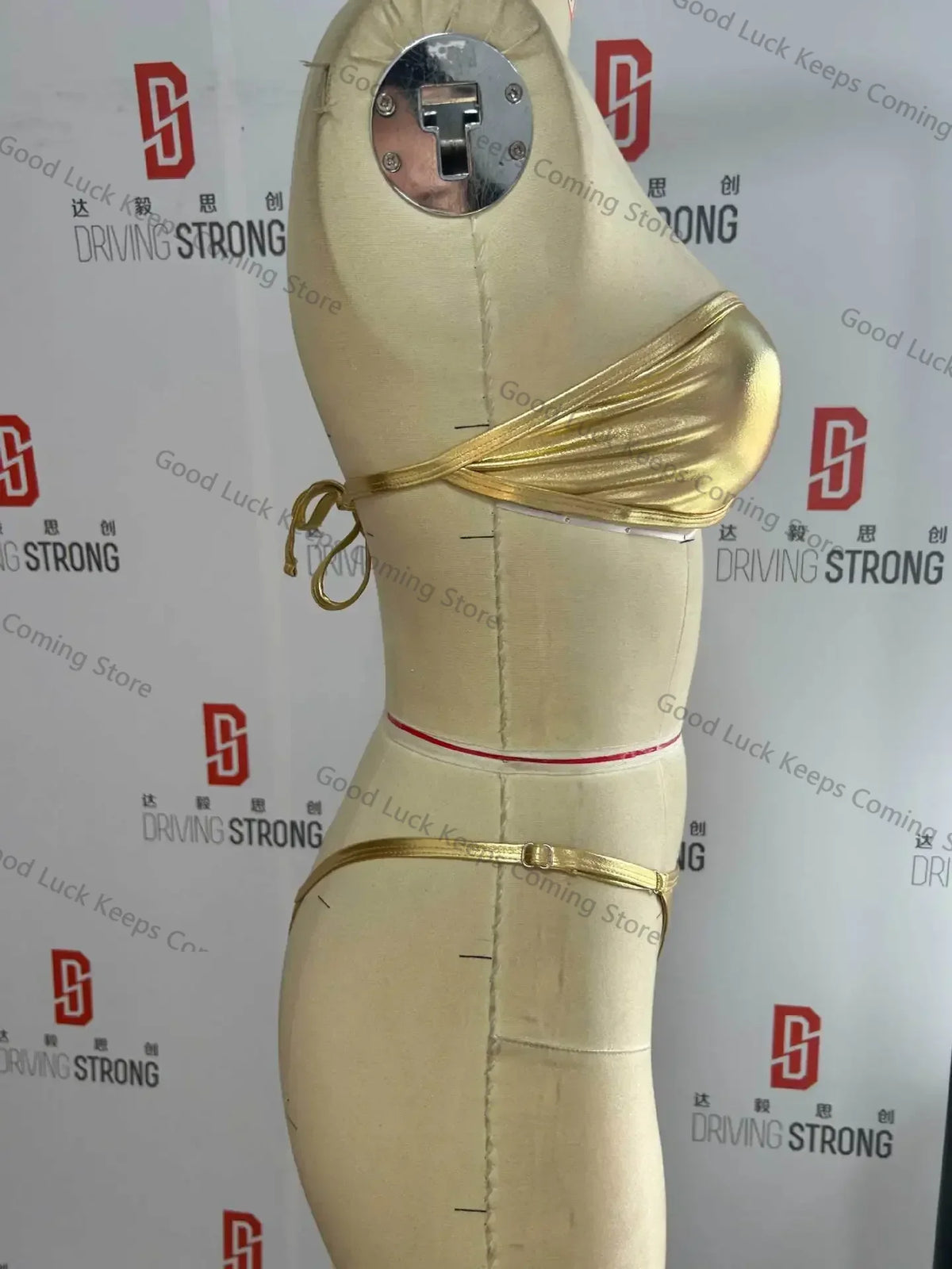 Bas string taille basse du bikini L’Éclat Croisé, détail de la coupe minimaliste