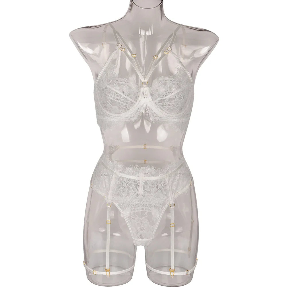 Modèle Éclat de Minuit GUAPPAA, ensemble lingerie avec détails de dentelle et harnais.