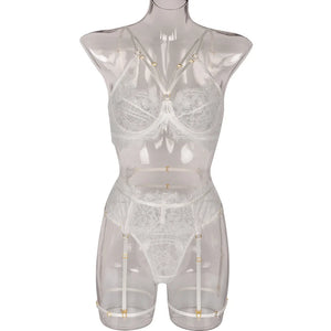 Modèle Éclat de Minuit GUAPPAA, ensemble lingerie avec détails de dentelle et harnais.