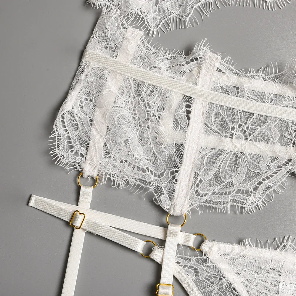 Modèle Éclat de Minuit GUAPPAA, ensemble lingerie avec détails de dentelle et harnais.