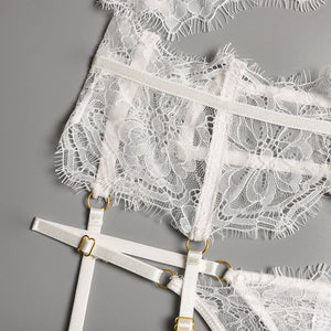Modèle Éclat de Minuit GUAPPAA, ensemble lingerie avec détails de dentelle et harnais.