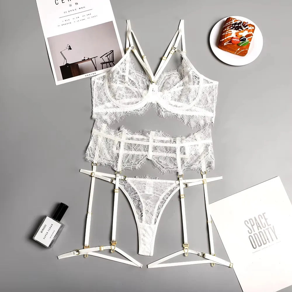 Modèle Éclat de Minuit GUAPPAA, ensemble lingerie avec détails de dentelle et harnais.