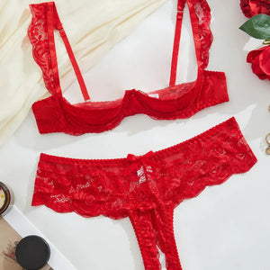 Vue de face de l’ensemble lingerie La Tentation Florale rouge avec détails brodés