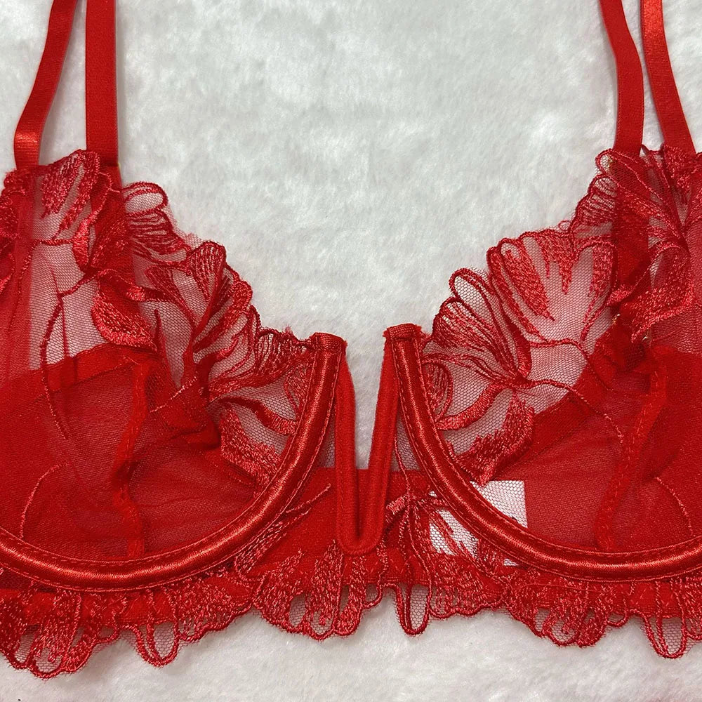 Photo 07 de l’ensemble lingerie brodé cinq pièces Saint-Paul, détails visibles du modèle