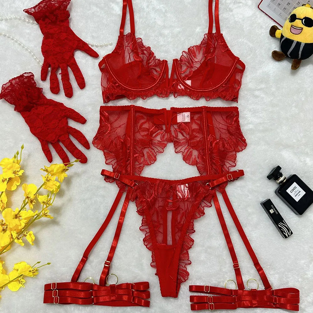 Photo 13 de l’ensemble lingerie brodé cinq pièces Saint-Paul, détails visibles du modèle