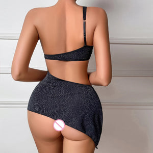Détail de la coupe asymétrique de l’ensemble lingerie noir Guappaa L’Asymétrique