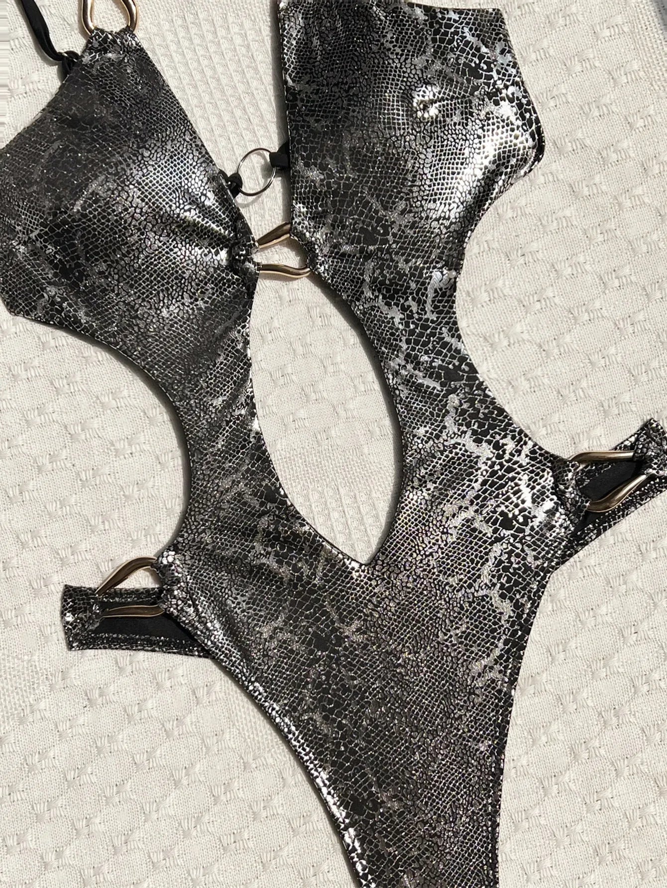 Détail du décolleté, des découpes et de l’imprimé serpent de La Serpentine