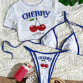 Maillot Cala trois pièces à imprimé cerises, vue portée estivale avec haut triangle, Guappaa