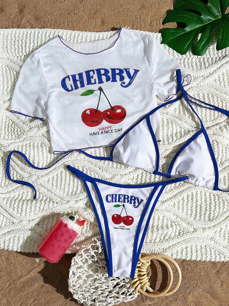 Maillot Cala trois pièces à imprimé cerises, vue portée estivale avec haut triangle, Guappaa