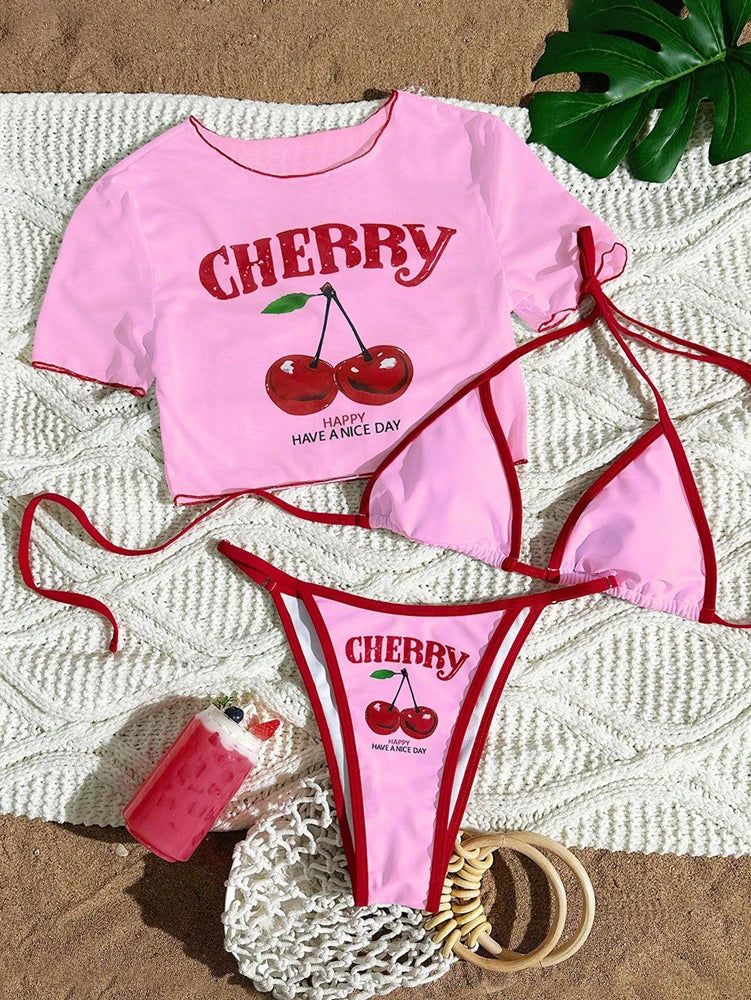 Maillot Cala imprimé cerises avec ensemble trois pièces coordonné, vue portée estivale, Guappaa