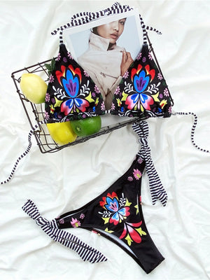 Maillot Palma à motif floral et taille basse, vue portée pensée pour vacances et piscine, Guappaa