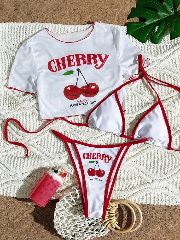 Maillot Cala à haut triangle sans armatures et imprimé cerises, vue portée de vacances, Guappaa