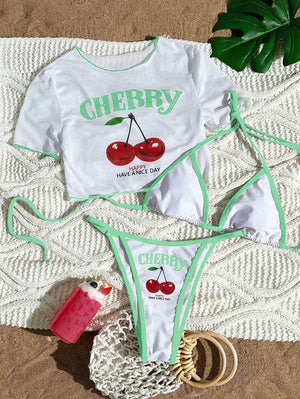 Maillot Cala à motif cerises et haut triangle, vue portée près de la piscine dans un esprit été, Guappaa