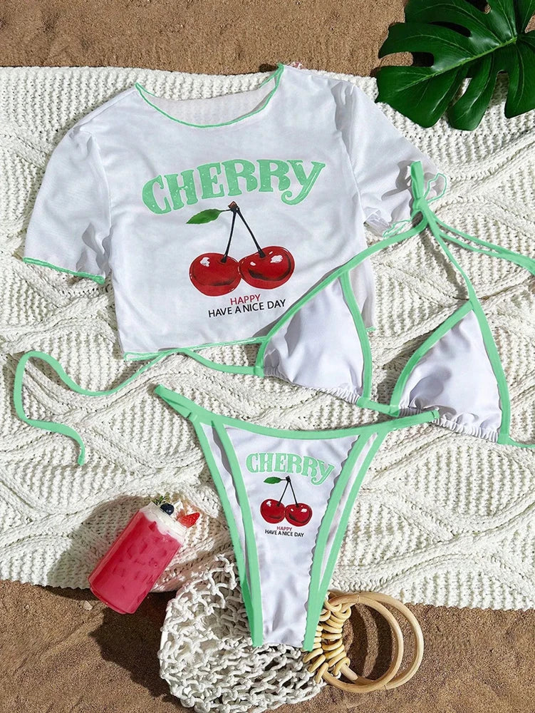 Maillot Cala à motif cerises et haut triangle, vue portée près de la piscine dans un esprit été, Guappaa