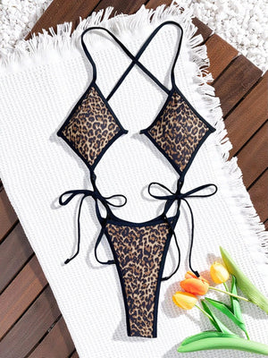 Maillot de bain une pièce tanga imprimé léopard La Fauve, liserés noirs