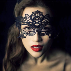 Détail de la dentelle brodée du masque La Mystérieuse dans la sélection Guappaa