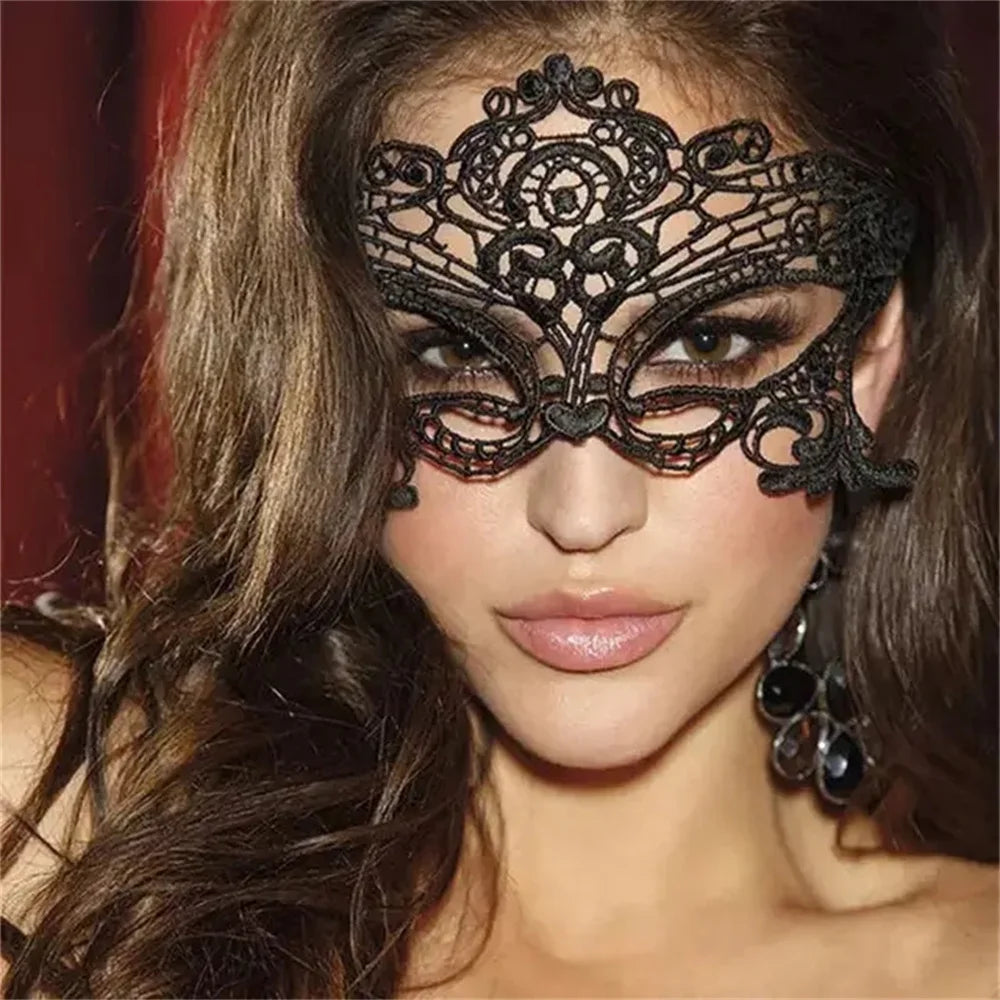 Vue rapprochée du masque en dentelle La Mystérieuse pour accessoiriser une tenue Guappaa