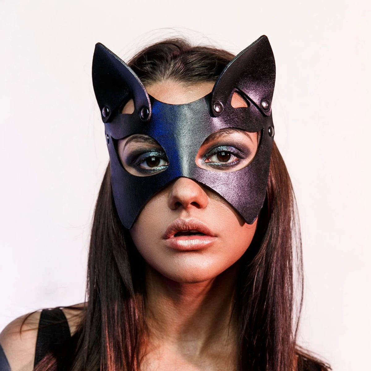 Présentation du masque brodé La Mystérieuse dans l’univers accessoires Guappaa