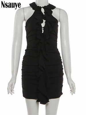 Mini robe noire col V La Vague Noire vue portée avec silhouette ajustée et sans manches Guappaa