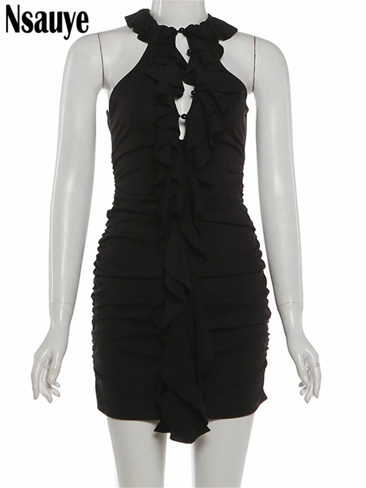 Mini robe noire col V La Vague Noire vue portée avec silhouette ajustée et sans manches Guappaa