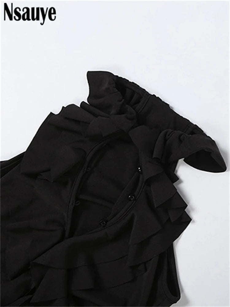 Robe noire courte La Vague Noire Guappaa en maille extensible pensée pour les soirées d’été