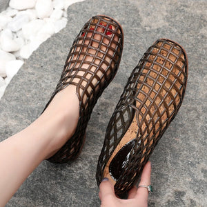 Sandales Cala Marea kaki en PVC avec semelle plate et construction légère pour femme