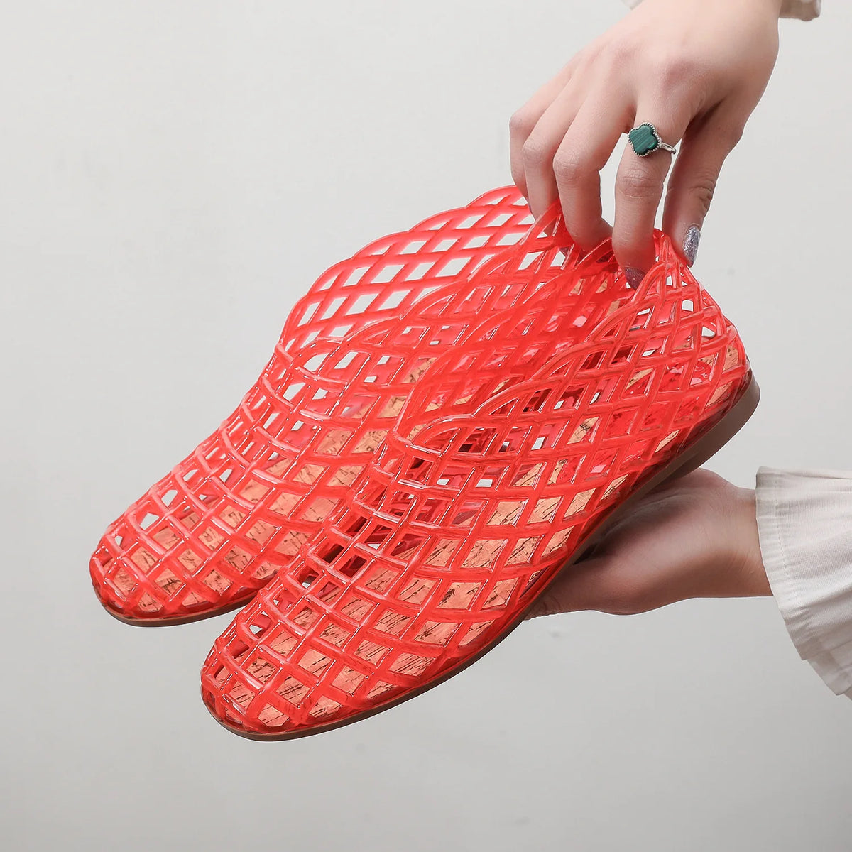 Sandales plates Cala Marea en PVC découpé, vue principale du modèle d’été pour femme Guappaa