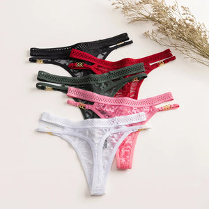 String La Bouclée rose en dentelle légère avec boucle métallique proposé dans la lingerie Guappaa
