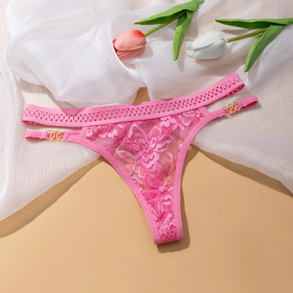 Vue arrière du string taille basse La Bouclée en dentelle dans la sélection Guappaa