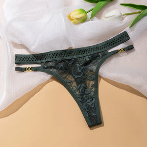 Gros plan sur la dentelle du string La Bouclée et ses finitions pour femme