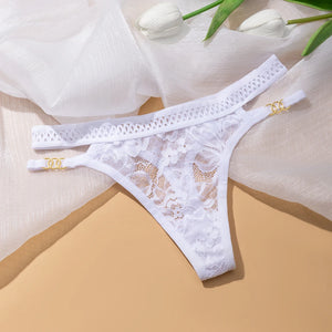 Détail de la boucle métallique du string en dentelle taille basse La Bouclée