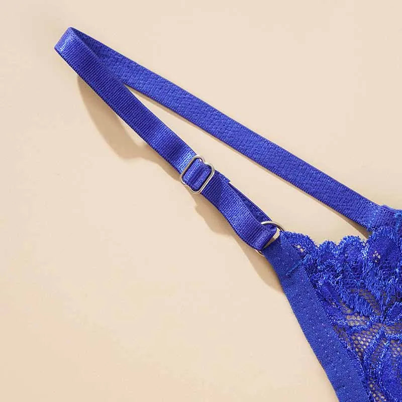 String en dentelle ajourée La Dentelle avec bretelles réglables dans la sélection lingerie Guappaa
