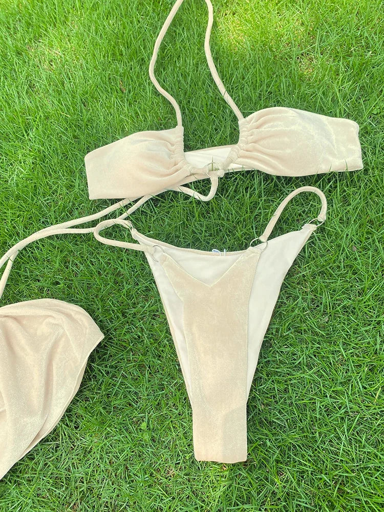 Micro bikini string trois pièces avec mini-jupe à anneaux Solia - GUAPPAA