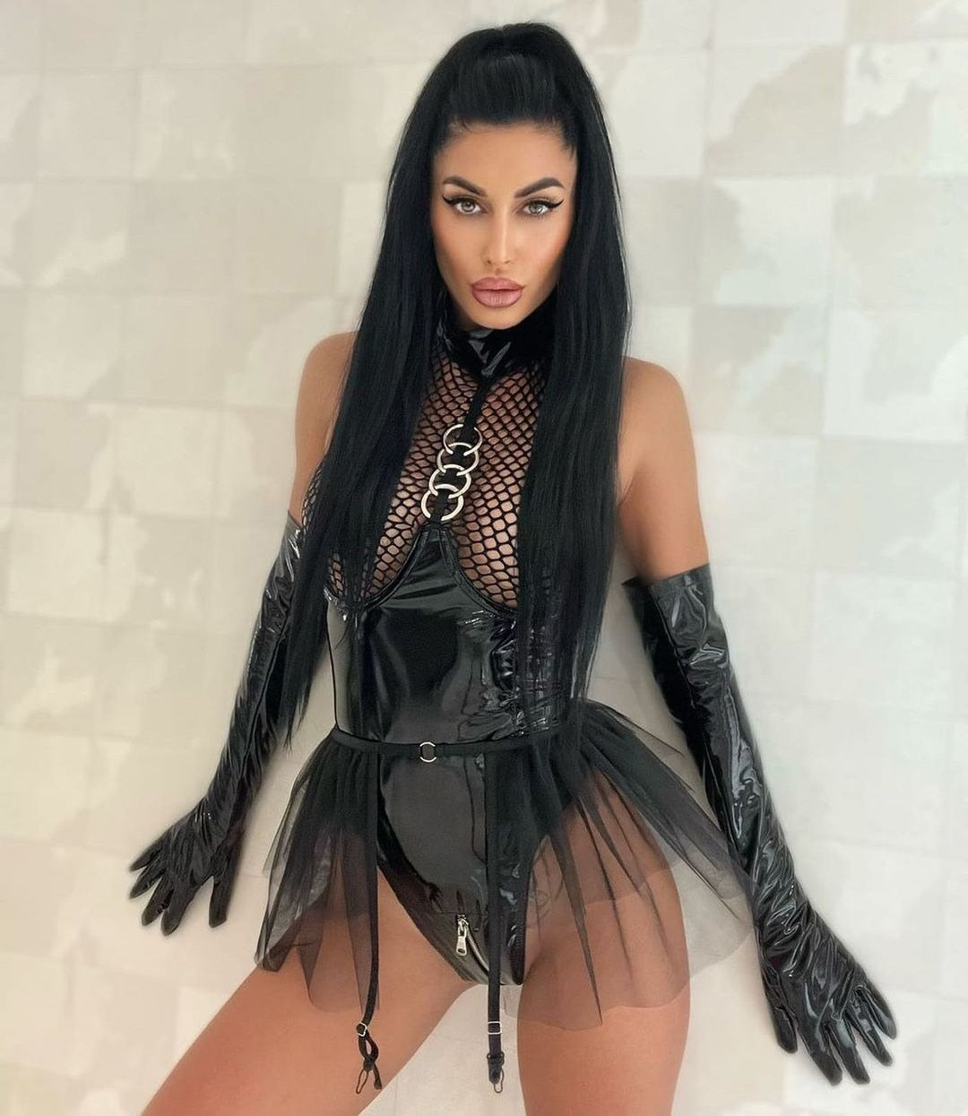 Body string latex seins nus résille à tirette et anneaux jupette frou-frou Hello Paris - GUAPPAA