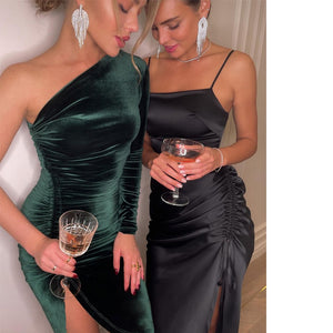 Robe longue fendue spaghetti velours à manche longue asymétrique une épaule dénudée Marbella - GUAPPAA